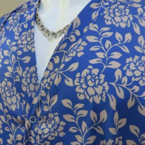 Camisa oversize, cuello V, azul rey flores