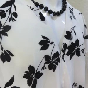 Camisa oversize, cuello V, blanco negro