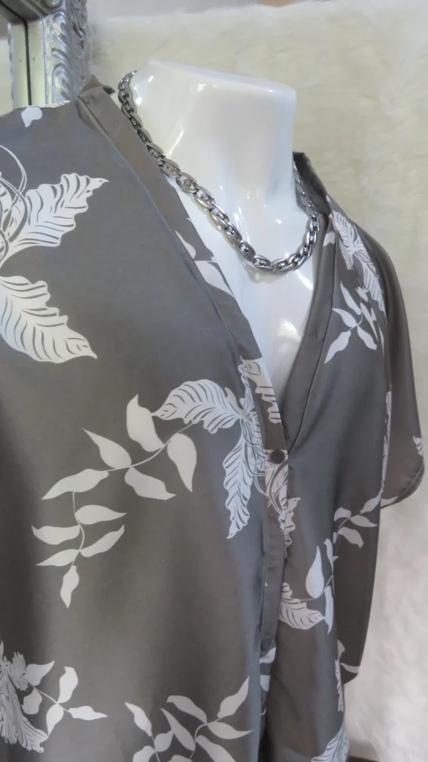 Camisa gris flores