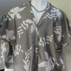 Camisa gris flores