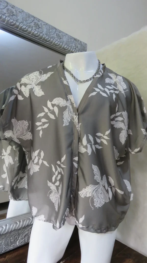 Camisa gris flores